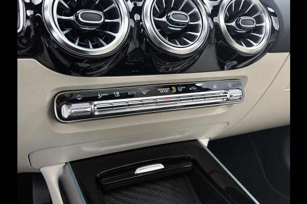 Mercedes-Benz EQA 250 Business Solution Luxury 67 kWh Panoramadak | Lichtmetalen velgen | donkerglas vanaf B style | Navigatie | Parking support | Inclusief 24 maanden MB Certified garantie voor Europa.
