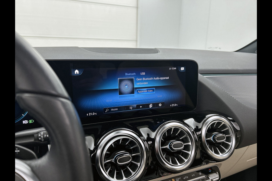 Mercedes-Benz EQA 250 Business Solution Luxury 67 kWh Panoramadak | Lichtmetalen velgen | donkerglas vanaf B style | Navigatie | Parking support | Inclusief 24 maanden MB Certified garantie voor Europa.