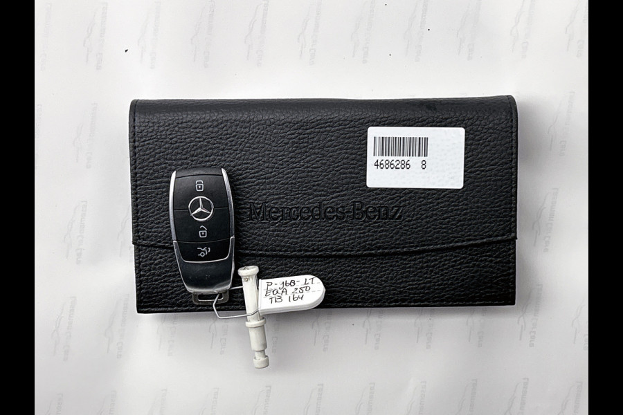 Mercedes-Benz EQA 250 Business Solution Luxury 67 kWh Panoramadak | Lichtmetalen velgen | donkerglas vanaf B style | Navigatie | Parking support | Inclusief 24 maanden MB Certified garantie voor Europa.