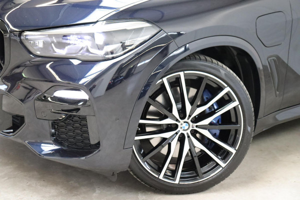 BMW X5 xDrive45e High Executive M Sport Pakket Automaat / Live Cockpit Professional / Head-Up Display / Driving Assistant Professional / Warmtecomfortpakket / Stoelventilatie / Luchtvering / 22 Inch / Panoramadak / M Sportremsysteem / Adaptieve LED-koplamp / Comfortstoelen / Shadow Line