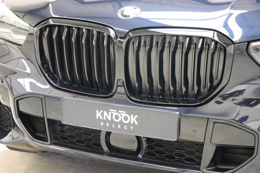 BMW X5 xDrive45e High Executive M Sport Pakket Automaat / Live Cockpit Professional / Head-Up Display / Driving Assistant Professional / Warmtecomfortpakket / Stoelventilatie / Luchtvering / 22 Inch / Panoramadak / M Sportremsysteem / Adaptieve LED-koplamp / Comfortstoelen / Shadow Line
