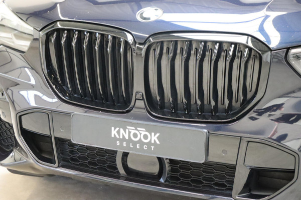 BMW X5 xDrive45e High Executive M Sport Pakket Automaat / Live Cockpit Professional / Head-Up Display / Driving Assistant Professional / Warmtecomfortpakket / Stoelventilatie / Luchtvering / 22 Inch / Panoramadak / M Sportremsysteem / Adaptieve LED-koplamp / Comfortstoelen / Shadow Line