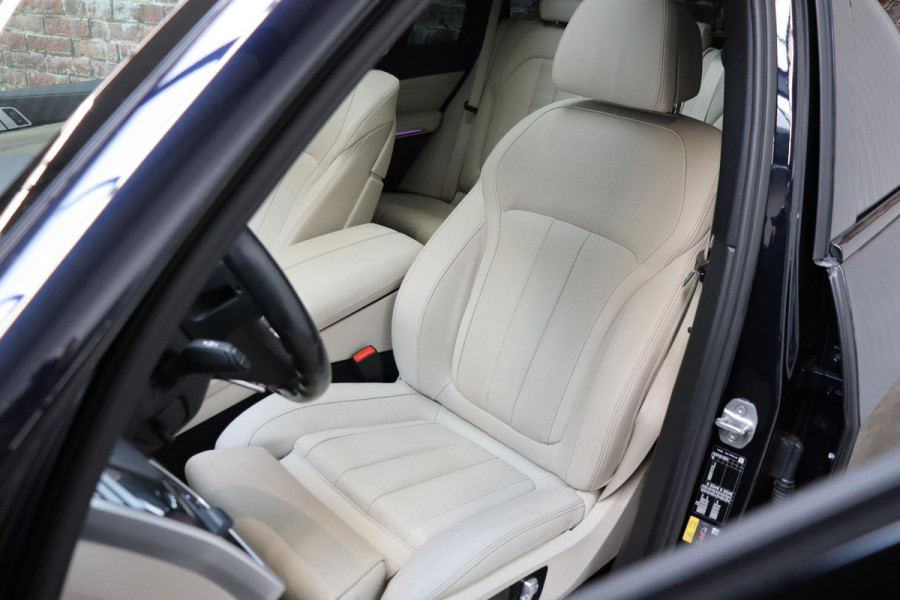 BMW X5 xDrive45e High Executive M Sport Pakket Automaat / Live Cockpit Professional / Head-Up Display / Driving Assistant Professional / Warmtecomfortpakket / Stoelventilatie / Luchtvering / 22 Inch / Panoramadak / M Sportremsysteem / Adaptieve LED-koplamp / Comfortstoelen / Shadow Line