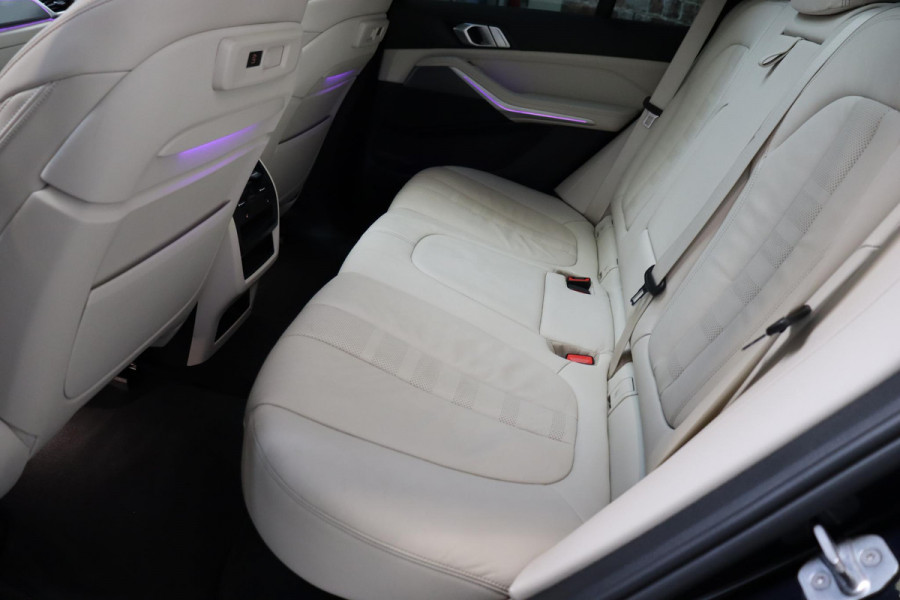 BMW X5 xDrive45e High Executive M Sport Pakket Automaat / Live Cockpit Professional / Head-Up Display / Driving Assistant Professional / Warmtecomfortpakket / Stoelventilatie / Luchtvering / 22 Inch / Panoramadak / M Sportremsysteem / Adaptieve LED-koplamp / Comfortstoelen / Shadow Line