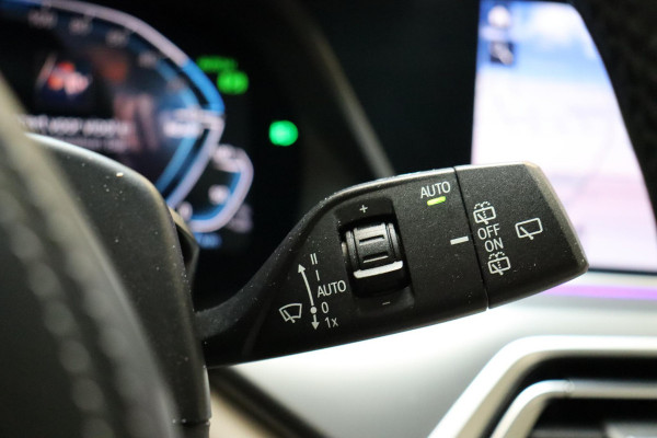 BMW X5 xDrive45e High Executive M Sport Pakket Automaat / Live Cockpit Professional / Head-Up Display / Driving Assistant Professional / Warmtecomfortpakket / Stoelventilatie / Luchtvering / 22 Inch / Panoramadak / M Sportremsysteem / Adaptieve LED-koplamp / Comfortstoelen / Shadow Line