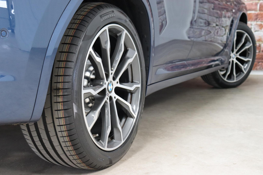 BMW X3 xDrive20i High Executive M Sport Pakket Automaat / Live Cockpit Professional / Driving Assistant Plus / Trekhaak / Adaptieve LED-koplamp / Leder / Hifi / 20 Inch / Stoelverwarming / Achteruitrijcamera / Extra Getint Glas / Shadow Line / DAB / Geluidsisolerende Ruiten