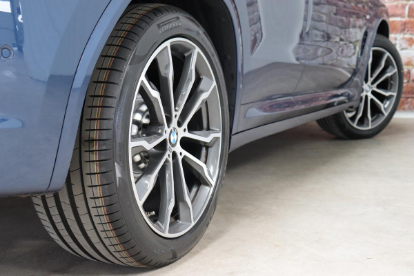 BMW X3 xDrive20i High Executive M Sport Pakket Automaat / Live Cockpit Professional / Driving Assistant Plus / Trekhaak / Adaptieve LED-koplamp / Leder / Hifi / 20 Inch / Stoelverwarming / Achteruitrijcamera / Extra Getint Glas / Shadow Line / DAB / Geluidsisolerende Ruiten