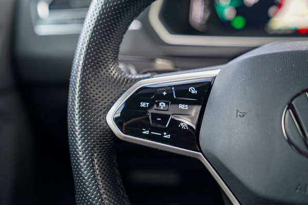 Volkswagen Tiguan 1.5 TSI R-line | FACELIFT Model 2021 | IQ Light | Stuurwielverwarming | 360 Camera| Achterbankverwarming |