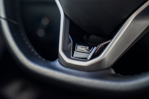 Volkswagen Tiguan 1.5 TSI R-line | FACELIFT Model 2021 | IQ Light | Stuurwielverwarming | 360 Camera| Achterbankverwarming |