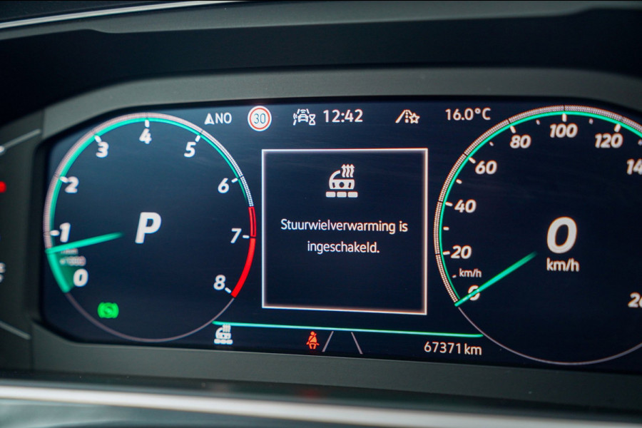 Volkswagen Tiguan 1.5 TSI R-line | FACELIFT Model 2021 | IQ Light | Stuurwielverwarming | 360 Camera| Achterbankverwarming |