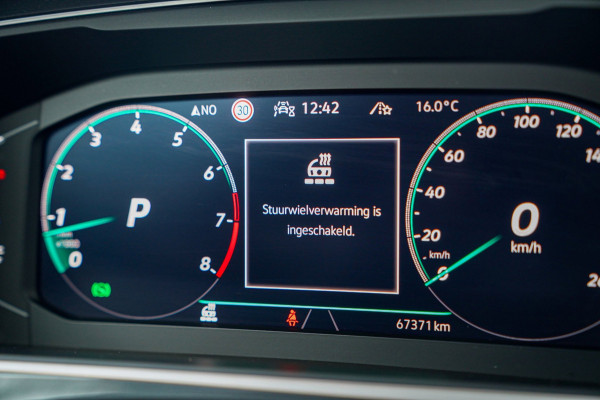 Volkswagen Tiguan 1.5 TSI R-line | FACELIFT Model 2021 | IQ Light | Stuurwielverwarming | 360 Camera| Achterbankverwarming |