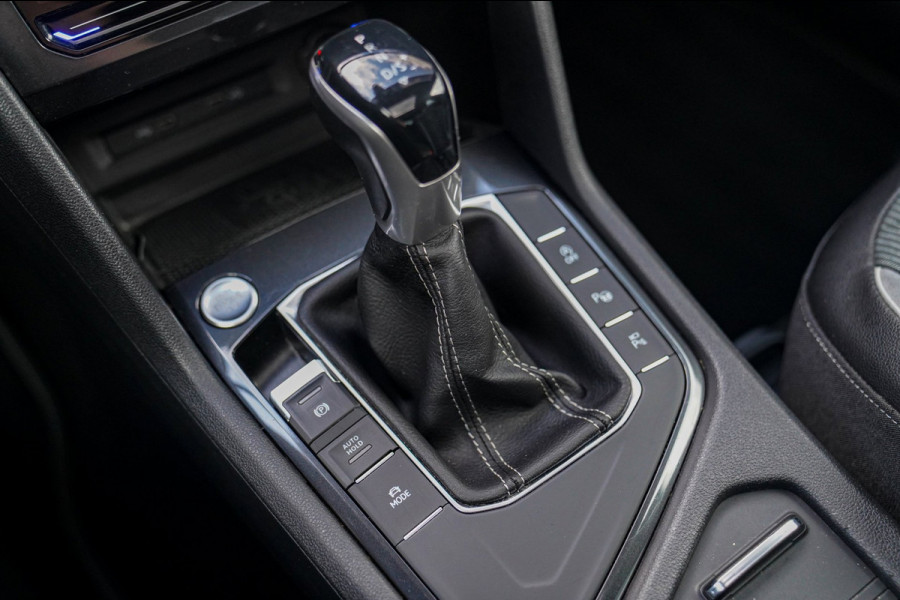 Volkswagen Tiguan 1.5 TSI R-line | FACELIFT Model 2021 | IQ Light | Stuurwielverwarming | 360 Camera| Achterbankverwarming |