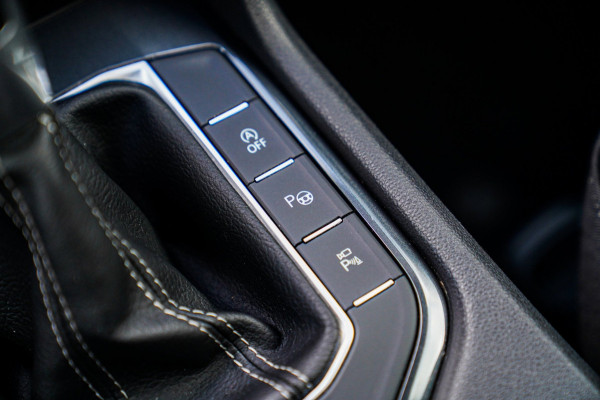 Volkswagen Tiguan 1.5 TSI R-line | FACELIFT Model 2021 | IQ Light | Stuurwielverwarming | 360 Camera| Achterbankverwarming |