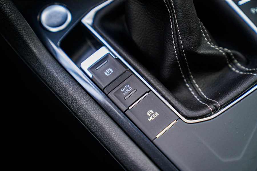 Volkswagen Tiguan 1.5 TSI R-line | FACELIFT Model 2021 | IQ Light | Stuurwielverwarming | 360 Camera| Achterbankverwarming |