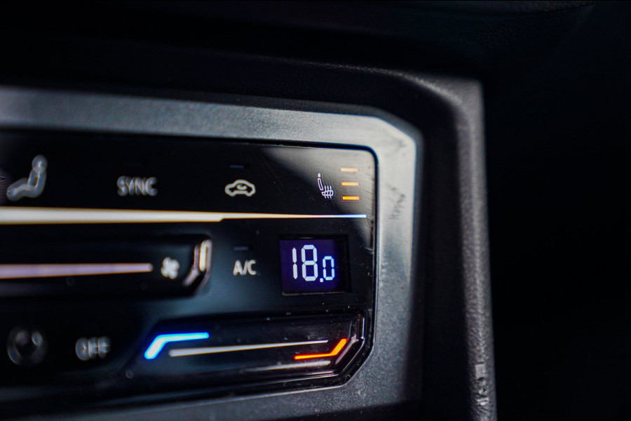 Volkswagen Tiguan 1.5 TSI R-line | FACELIFT Model 2021 | IQ Light | Stuurwielverwarming | 360 Camera| Achterbankverwarming |