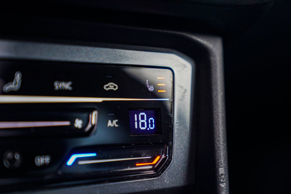 Volkswagen Tiguan 1.5 TSI R-line | FACELIFT Model 2021 | IQ Light | Stuurwielverwarming | 360 Camera| Achterbankverwarming |