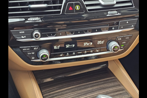 BMW 5 Serie Touring 520i High Executive Edition | Automaat | LED | Trekhaak | Parkeerhulp | Camera | Navi | Leder | Stoelverwarming |