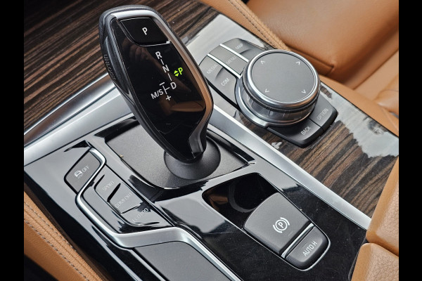 BMW 5 Serie Touring 520i High Executive Edition | Automaat | LED | Trekhaak | Parkeerhulp | Camera | Navi | Leder | Stoelverwarming |