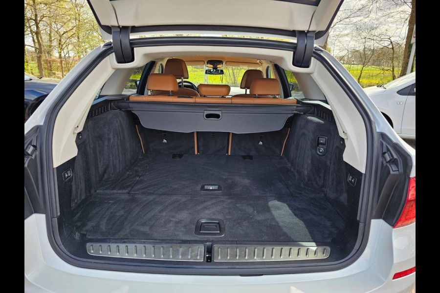 BMW 5 Serie Touring 520i High Executive Edition | Automaat | LED | Trekhaak | Parkeerhulp | Camera | Navi | Leder | Stoelverwarming |