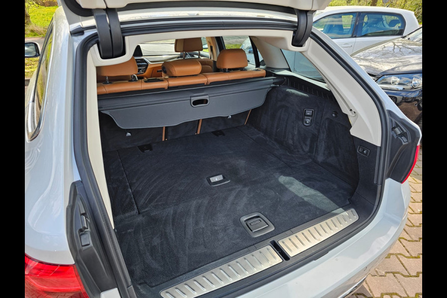 BMW 5 Serie Touring 520i High Executive Edition | Automaat | LED | Trekhaak | Parkeerhulp | Camera | Navi | Leder | Stoelverwarming |
