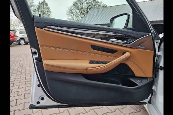 BMW 5 Serie Touring 520i High Executive Edition | Automaat | LED | Trekhaak | Parkeerhulp | Camera | Navi | Leder | Stoelverwarming |