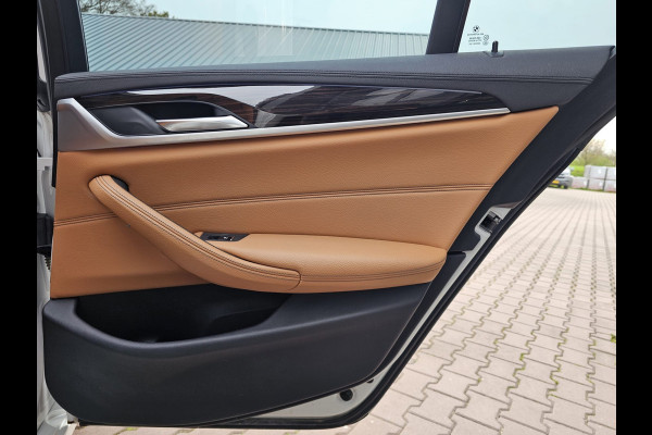 BMW 5 Serie Touring 520i High Executive Edition | Automaat | LED | Trekhaak | Parkeerhulp | Camera | Navi | Leder | Stoelverwarming |