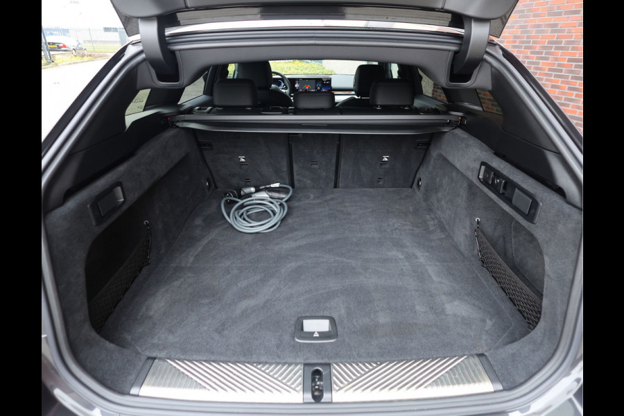 BMW 5 Serie Touring 550e xDrive | Trekhaak - M Sport Pro - Alcantara