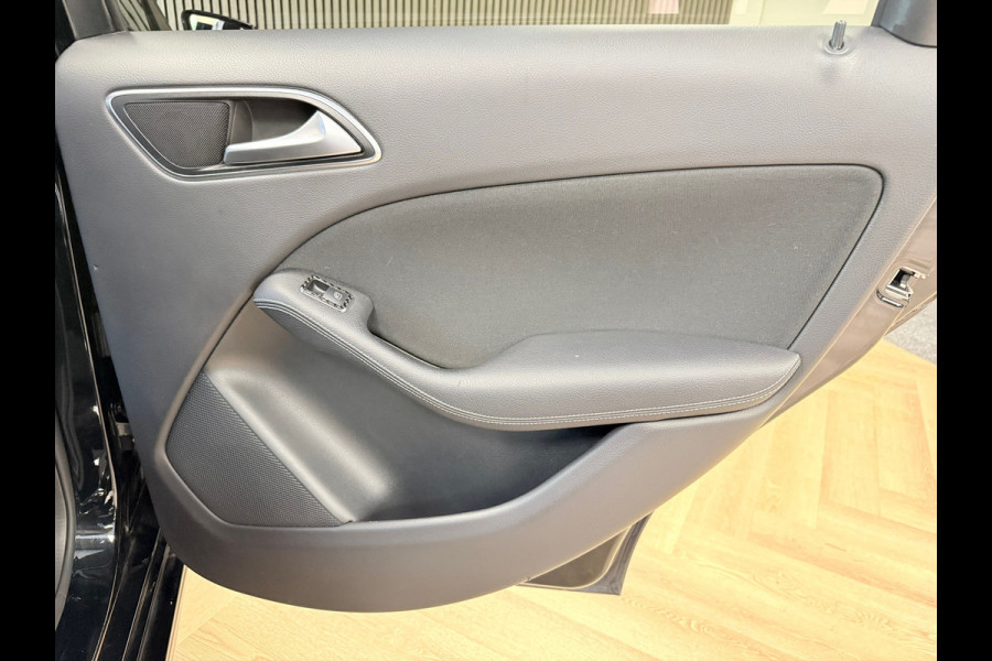 Mercedes-Benz B-Klasse B180 Ambition AUT NAVIGATIE AIRCO CRUISE CONTROL LED XENON PDC TREKHAAK