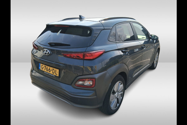 Hyundai Kona EV Premium 64 kWh / Trekhaak / Camera / Leder / Head-up / 18'' / Navigatie / Stuur+Stoelverwarming / Keyless / KRELL Audio / DAB / ACC