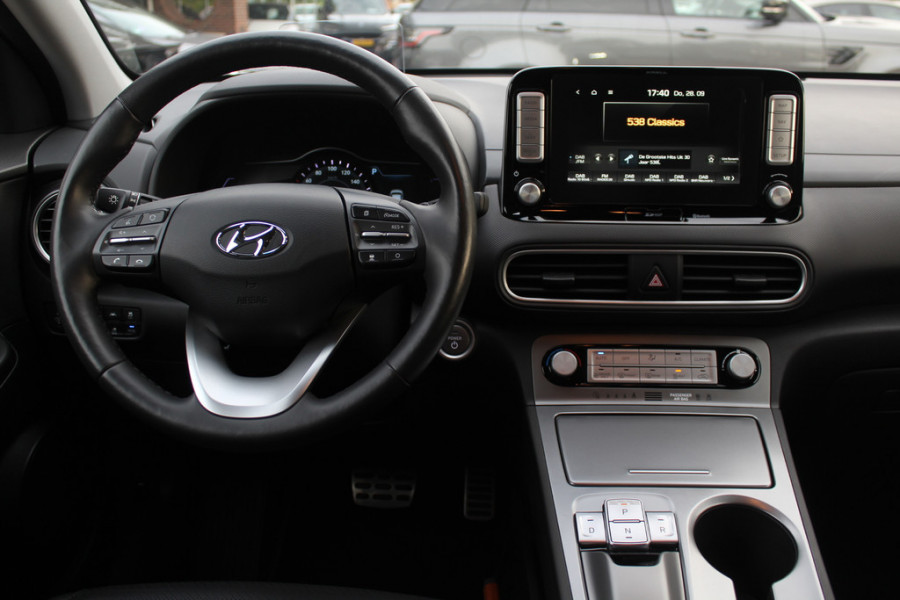 Hyundai Kona EV Premium 64 kWh / Trekhaak / Camera / Leder / Head-up / 18'' / Navigatie / Stuur+Stoelverwarming / Keyless / KRELL Audio / DAB / ACC