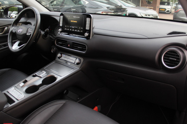 Hyundai Kona EV Premium 64 kWh / Trekhaak / Camera / Leder / Head-up / 18'' / Navigatie / Stuur+Stoelverwarming / Keyless / KRELL Audio / DAB / ACC