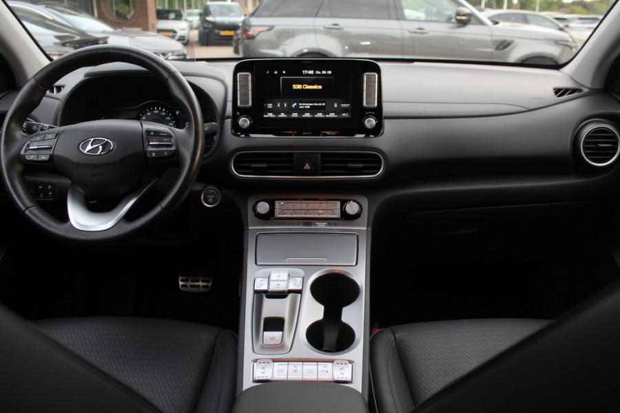 Hyundai Kona EV Premium 64 kWh / Trekhaak / Camera / Leder / Head-up / 18'' / Navigatie / Stuur+Stoelverwarming / Keyless / KRELL Audio / DAB / ACC