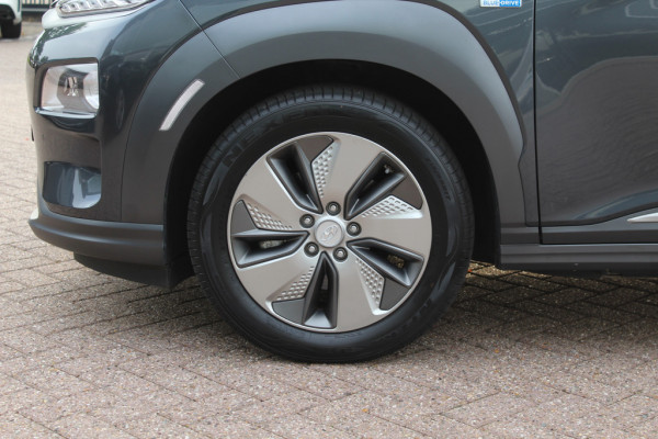 Hyundai Kona EV Premium 64 kWh / Trekhaak / Camera / Leder / Head-up / 18'' / Navigatie / Stuur+Stoelverwarming / Keyless / KRELL Audio / DAB / ACC