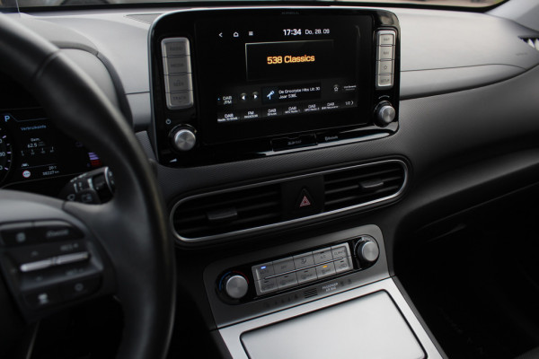 Hyundai Kona EV Premium 64 kWh / Trekhaak / Camera / Leder / Head-up / 18'' / Navigatie / Stuur+Stoelverwarming / Keyless / KRELL Audio / DAB / ACC