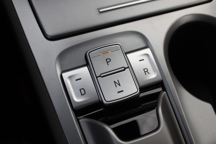 Hyundai Kona EV Premium 64 kWh / Trekhaak / Camera / Leder / Head-up / 18'' / Navigatie / Stuur+Stoelverwarming / Keyless / KRELL Audio / DAB / ACC