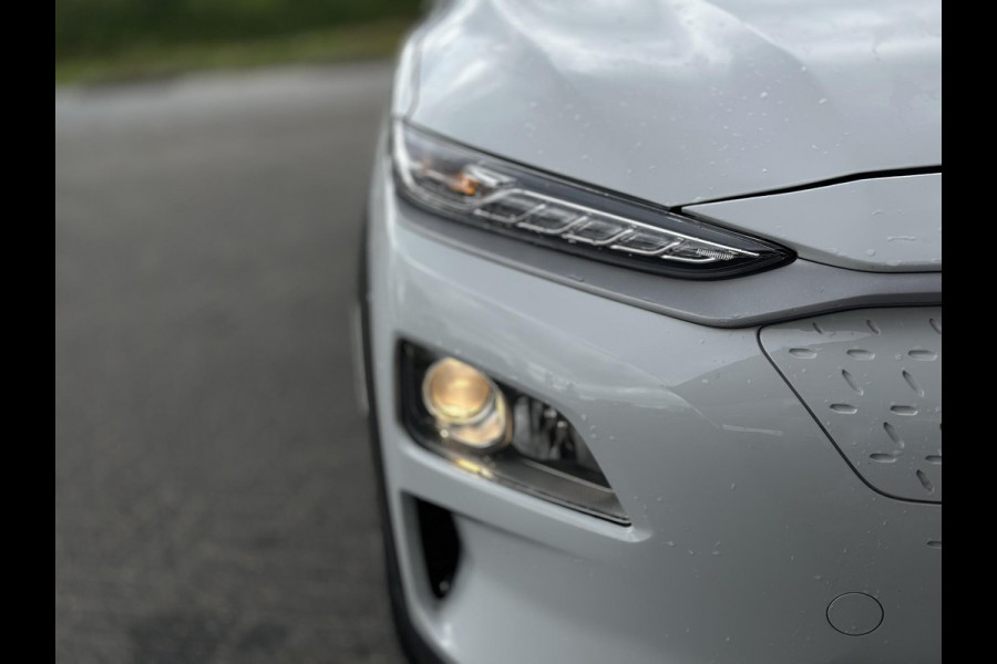 Hyundai Kona EV Fashion 64 kWh | SOH: 96,8% | Sky PANO Dak | HUD | Dodehoek Detectie | ACC |