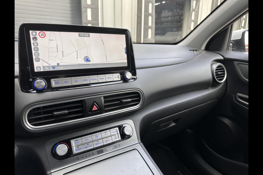 Hyundai Kona EV Fashion 64 kWh | SOH: 96,8% | Sky PANO Dak | HUD | Dodehoek Detectie | ACC |