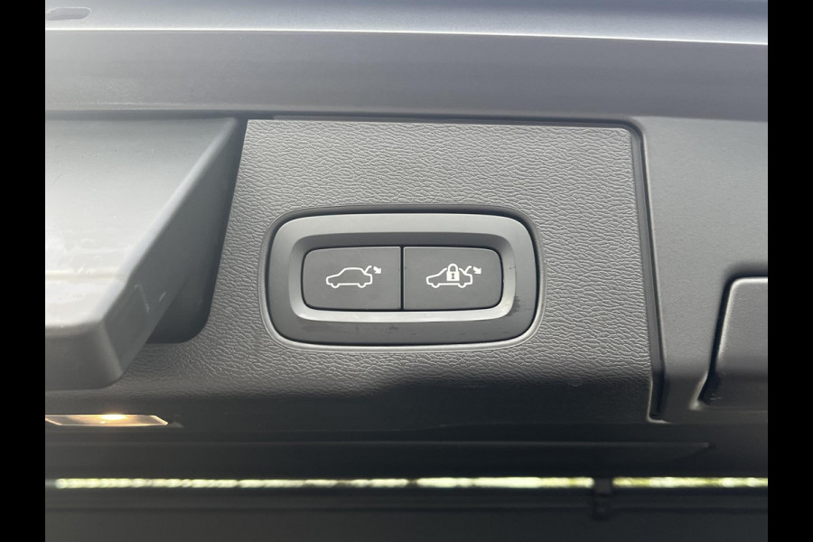 Volvo XC60 2.0 T6 Plug-in hybrid AWD Plus Dark 360 CAMERA| HARMAN KARDON| ACHTERBANK VERWARMD| PANO| VOORSTOELEN + STUUR VERWARMD| ELEKTRISCHE STOELEN MET MEMORY| ELEKTRISCHE ACHTERKLEP| DEALER OH. NET ONDERHOUD GEHAD|