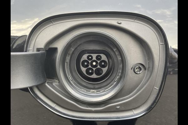 Volvo XC60 2.0 T6 Plug-in hybrid AWD Plus Dark 360 CAMERA| HARMAN KARDON| ACHTERBANK VERWARMD| PANO| VOORSTOELEN + STUUR VERWARMD| ELEKTRISCHE STOELEN MET MEMORY| ELEKTRISCHE ACHTERKLEP| DEALER OH. NET ONDERHOUD GEHAD|