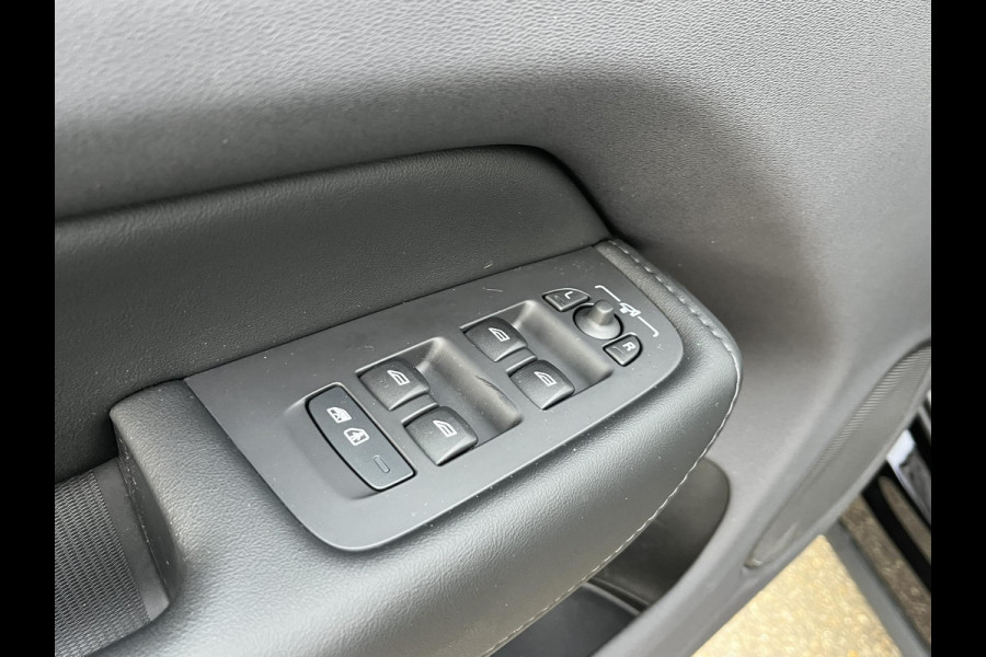 Volvo XC60 2.0 T6 Plug-in hybrid AWD Plus Dark 360 CAMERA| HARMAN KARDON| ACHTERBANK VERWARMD| PANO| VOORSTOELEN + STUUR VERWARMD| ELEKTRISCHE STOELEN MET MEMORY| ELEKTRISCHE ACHTERKLEP| DEALER OH. NET ONDERHOUD GEHAD|