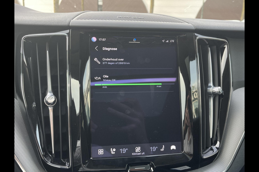 Volvo XC60 2.0 T6 Plug-in hybrid AWD Plus Dark 360 CAMERA| HARMAN KARDON| ACHTERBANK VERWARMD| PANO| VOORSTOELEN + STUUR VERWARMD| ELEKTRISCHE STOELEN MET MEMORY| ELEKTRISCHE ACHTERKLEP| DEALER OH. NET ONDERHOUD GEHAD|