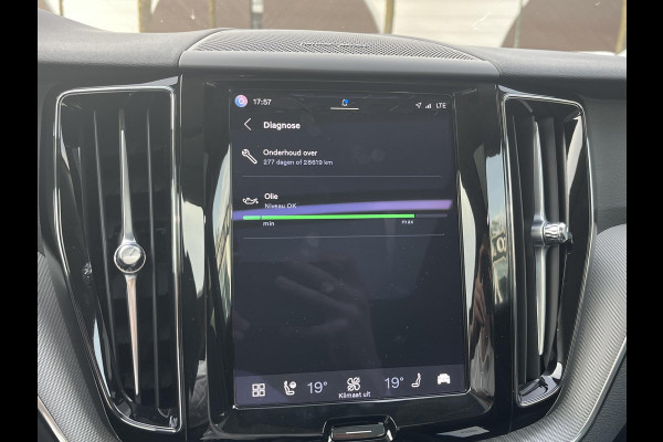 Volvo XC60 2.0 T6 Plug-in hybrid AWD Plus Dark 360 CAMERA| HARMAN KARDON| ACHTERBANK VERWARMD| PANO| VOORSTOELEN + STUUR VERWARMD| ELEKTRISCHE STOELEN MET MEMORY| ELEKTRISCHE ACHTERKLEP| DEALER OH. NET ONDERHOUD GEHAD|