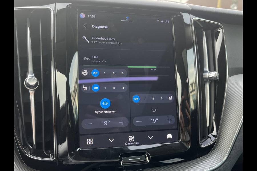 Volvo XC60 2.0 T6 Plug-in hybrid AWD Plus Dark 360 CAMERA| HARMAN KARDON| ACHTERBANK VERWARMD| PANO| VOORSTOELEN + STUUR VERWARMD| ELEKTRISCHE STOELEN MET MEMORY| ELEKTRISCHE ACHTERKLEP| DEALER OH. NET ONDERHOUD GEHAD|