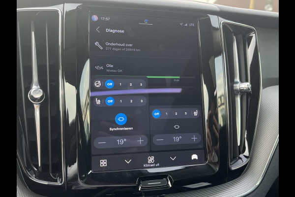 Volvo XC60 2.0 T6 Plug-in hybrid AWD Plus Dark 360 CAMERA| HARMAN KARDON| ACHTERBANK VERWARMD| PANO| VOORSTOELEN + STUUR VERWARMD| ELEKTRISCHE STOELEN MET MEMORY| ELEKTRISCHE ACHTERKLEP| DEALER OH. NET ONDERHOUD GEHAD|