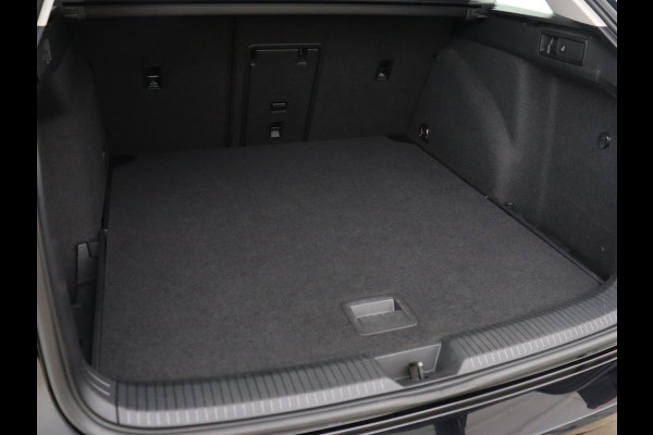 Volkswagen Golf 1.0 TSI Life | Adaptive cruise | Carplay | Navigatie | Parkeerhulp | Sfeerverlichting | Climate control | Digital Cockpit | Bluetooth