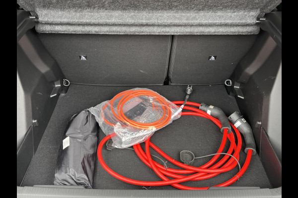 Peugeot e-2008 EV GT 54 kWh WARMTEPOMP| ACHTERUITRIJCAMERA| RIJSTROOK-ASSISTENT| APPLE CARPLAY/ ANDROID AUTO| FABRIEKSGARANTIE PEUGEOT TOT 02-2027| 17.000KM!|