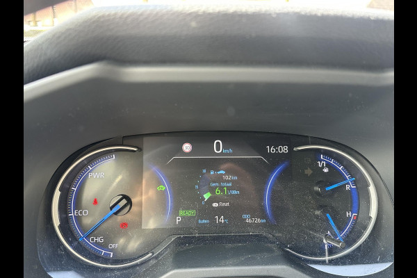 Toyota RAV4 2.5 Hybrid AWD Bi-Tone | STUUR + STOEL VERWARMING | KEYLESS | ACHTERUITRIJ CAMERA | ADAP. CRUISE | ELEK. STOELEN | TREKHAAK | 46K KM ! | 12 MND BOVAG GARANTIE |