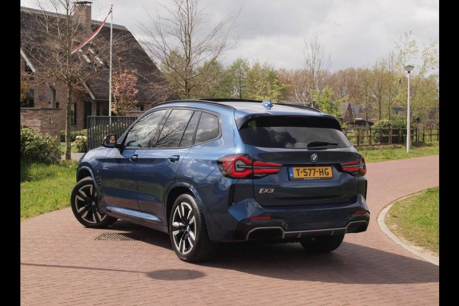 BMW iX3 Executive 80 kWh | Panoramadak | Camera | Sfeerverlichting | Apple Carplay | Cruise Control |