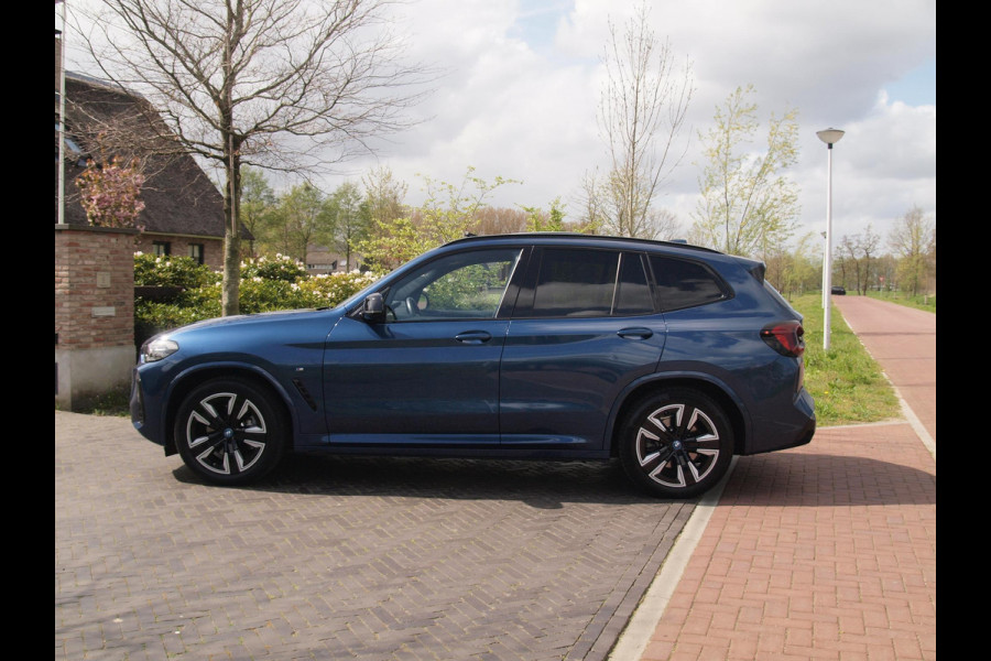BMW iX3 Executive 80 kWh | Panoramadak | Camera | Sfeerverlichting | Apple Carplay | Cruise Control |