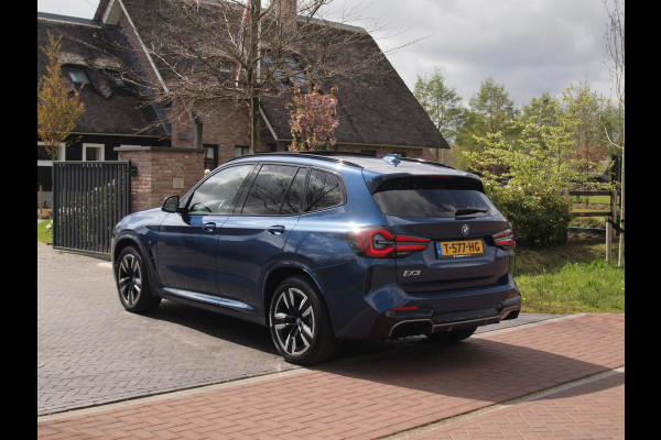 BMW iX3 Executive 80 kWh | Panoramadak | Camera | Sfeerverlichting | Apple Carplay | Cruise Control |